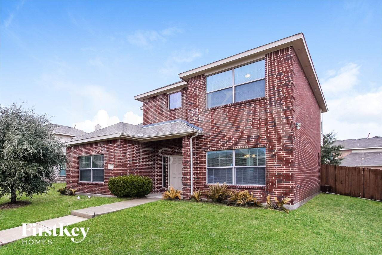 1215 Jewell Ln - Photo 2 of 19