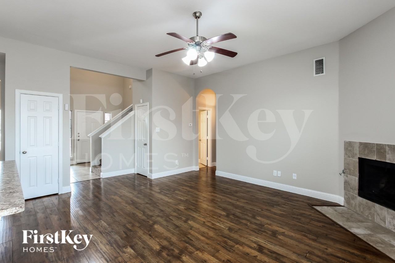 1215 Jewell Ln - Photo 3 of 19