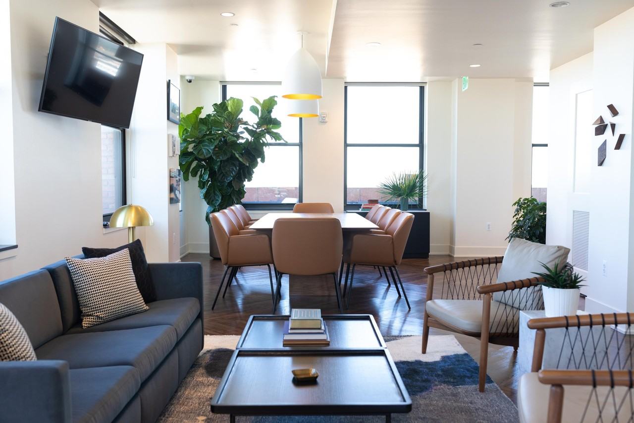 1150 Griswold St - Photo 5 of 12