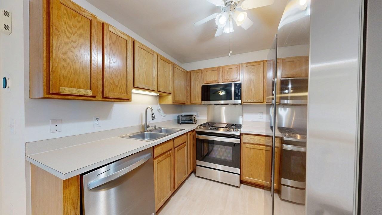 1906 Lindsay Ln - Photo 4 of 18