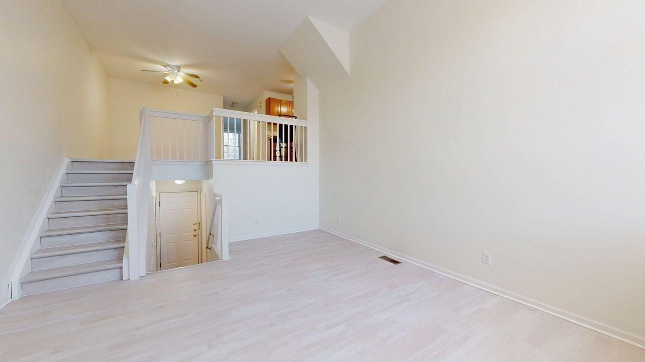 1906 Lindsay Ln - Photo 5 of 18