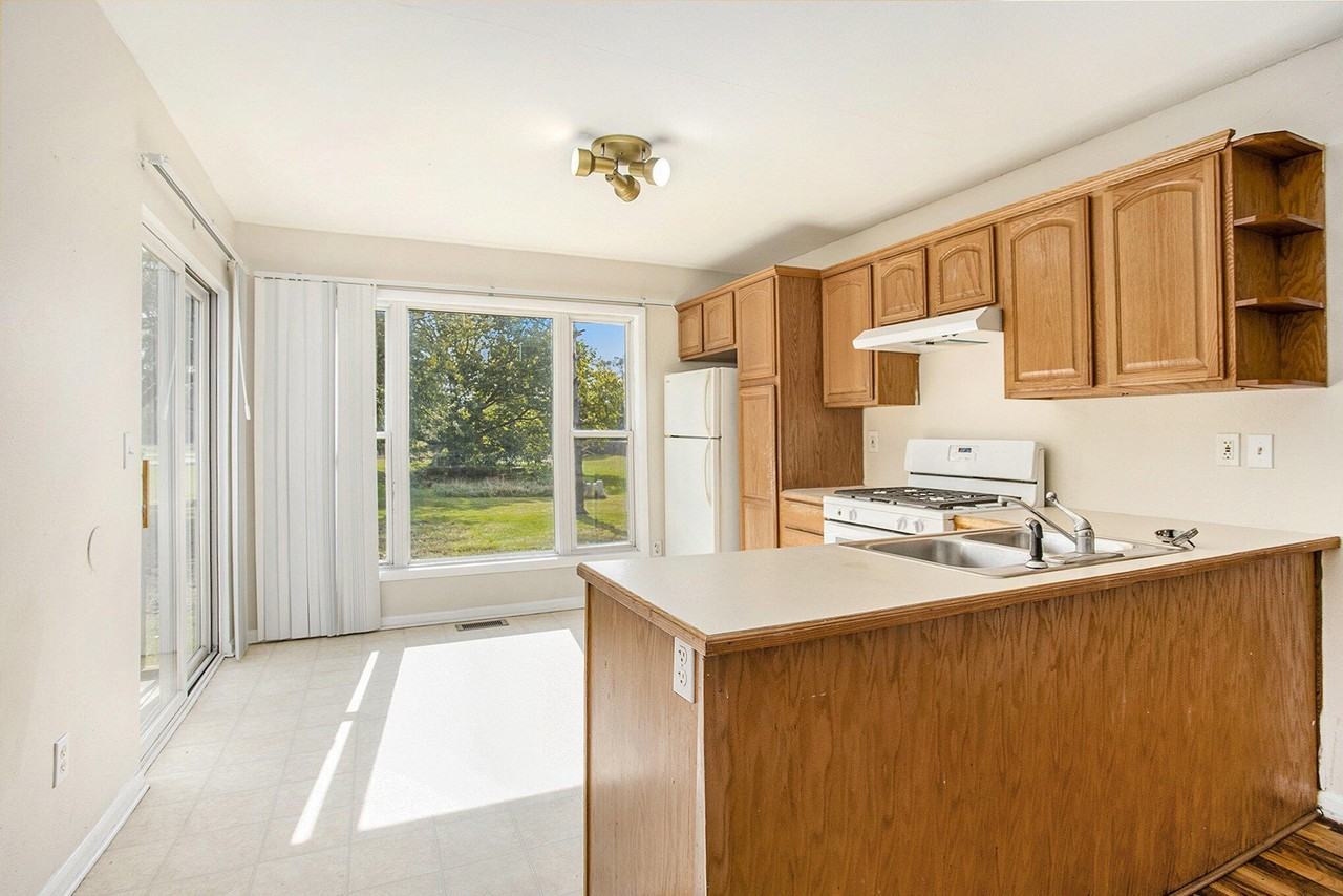 484 Florence Rd - Photo 7 of 16