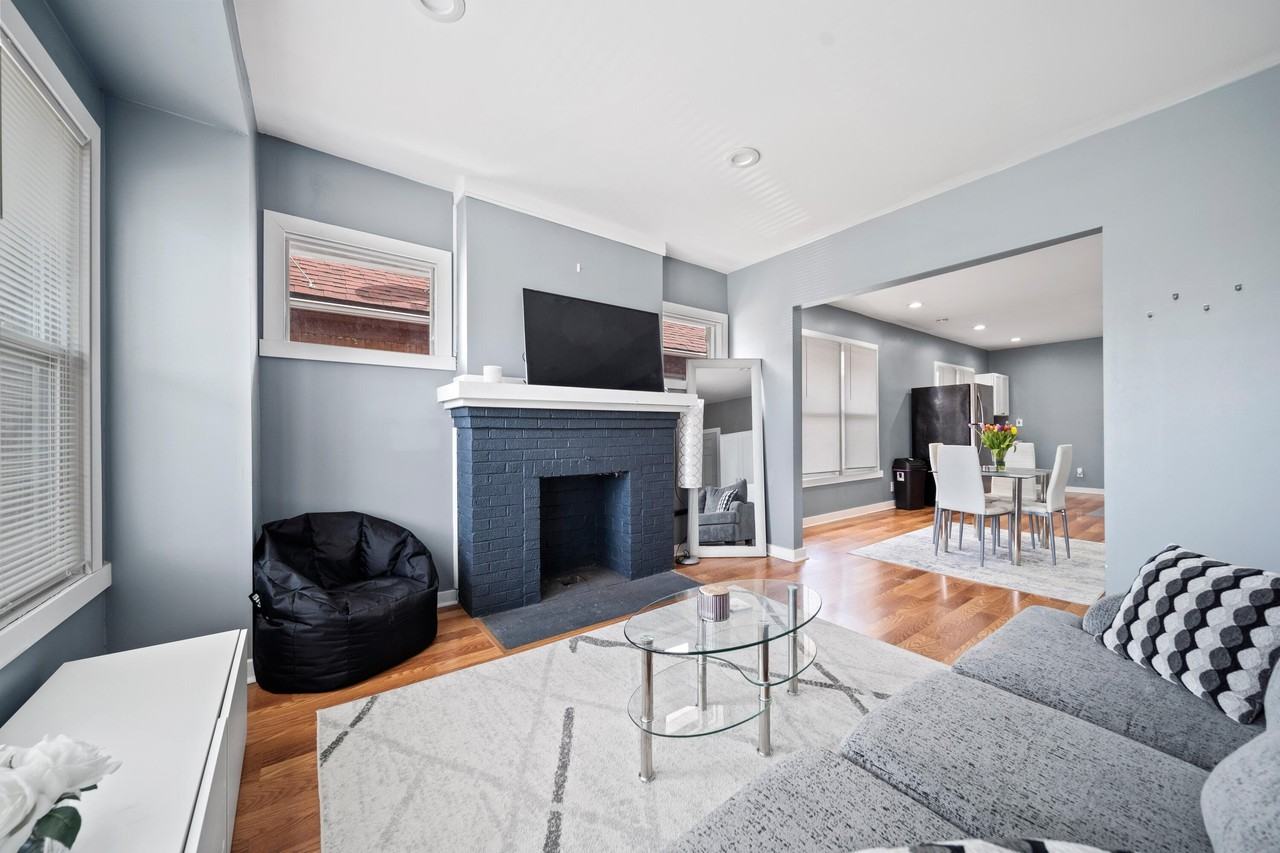 1673 Calvert St - Photo 2 of 21