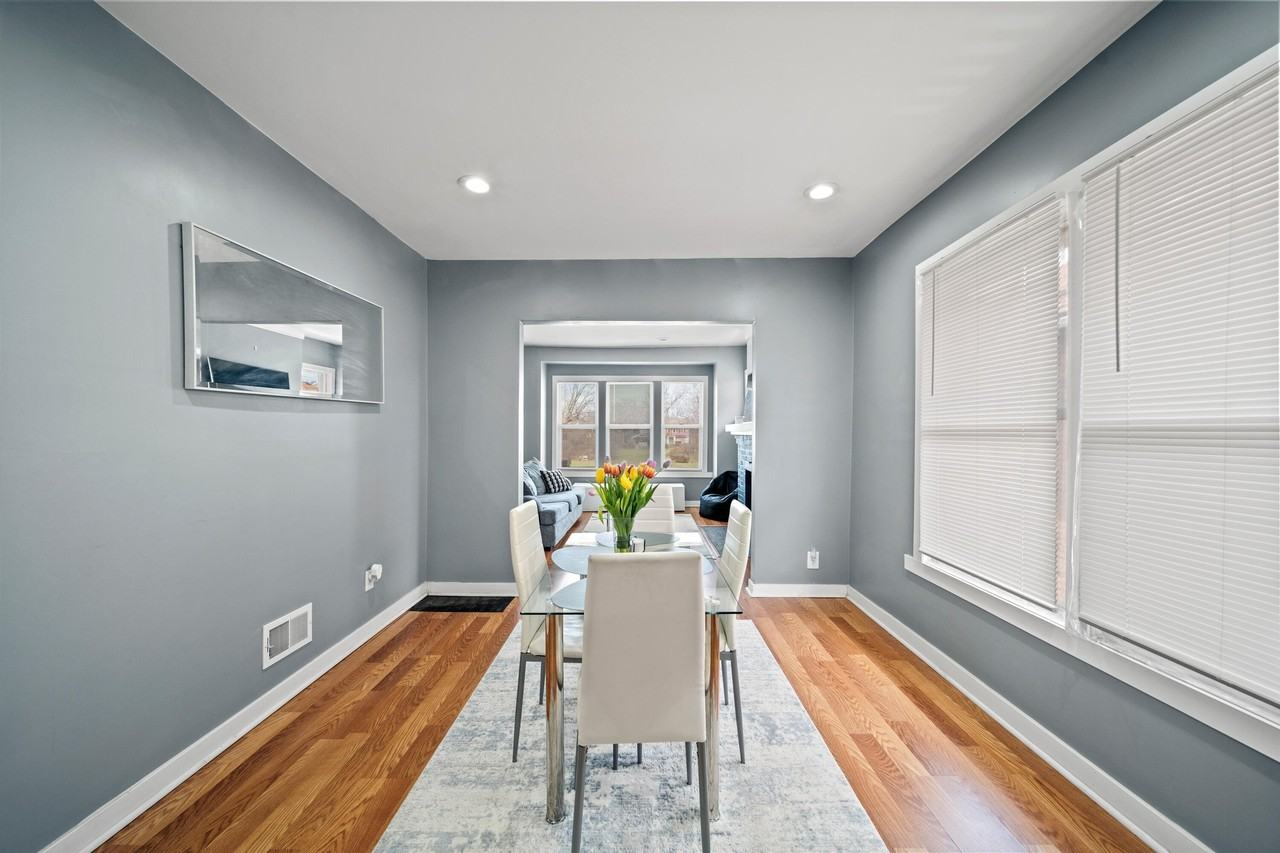 1673 Calvert St - Photo 3 of 21