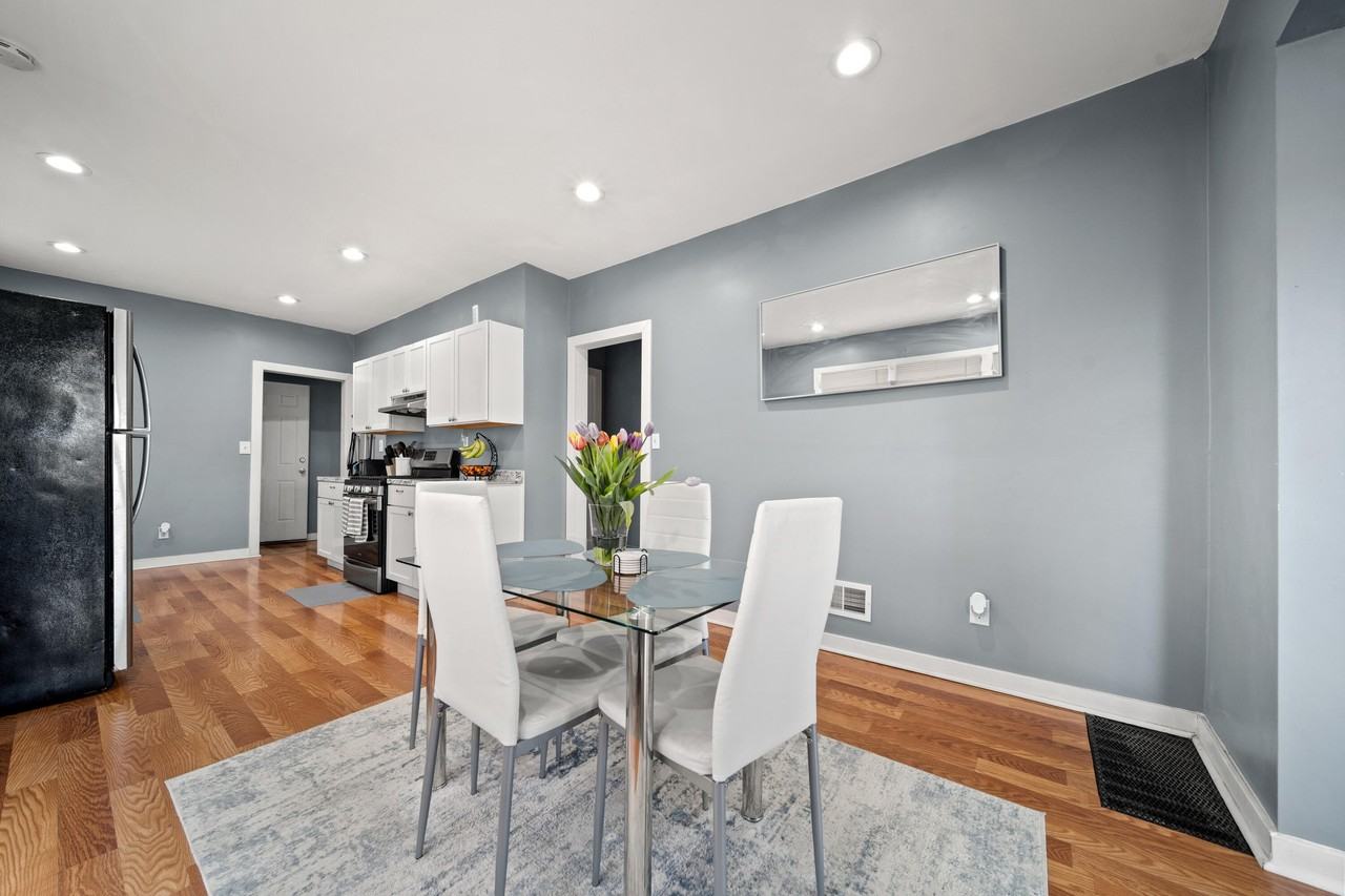 1673 Calvert St - Photo 4 of 21