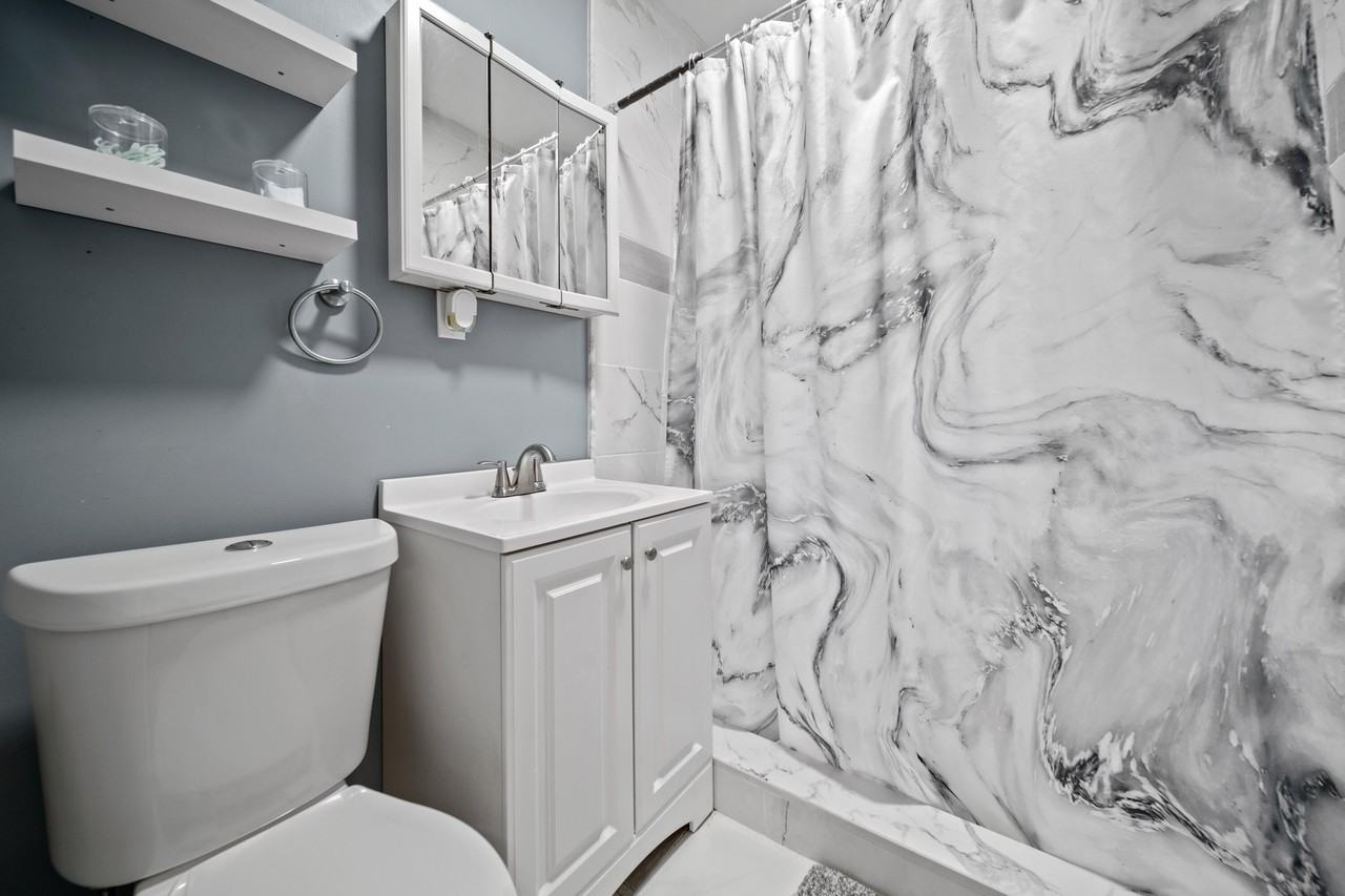 1673 Calvert St - Photo 6 of 21