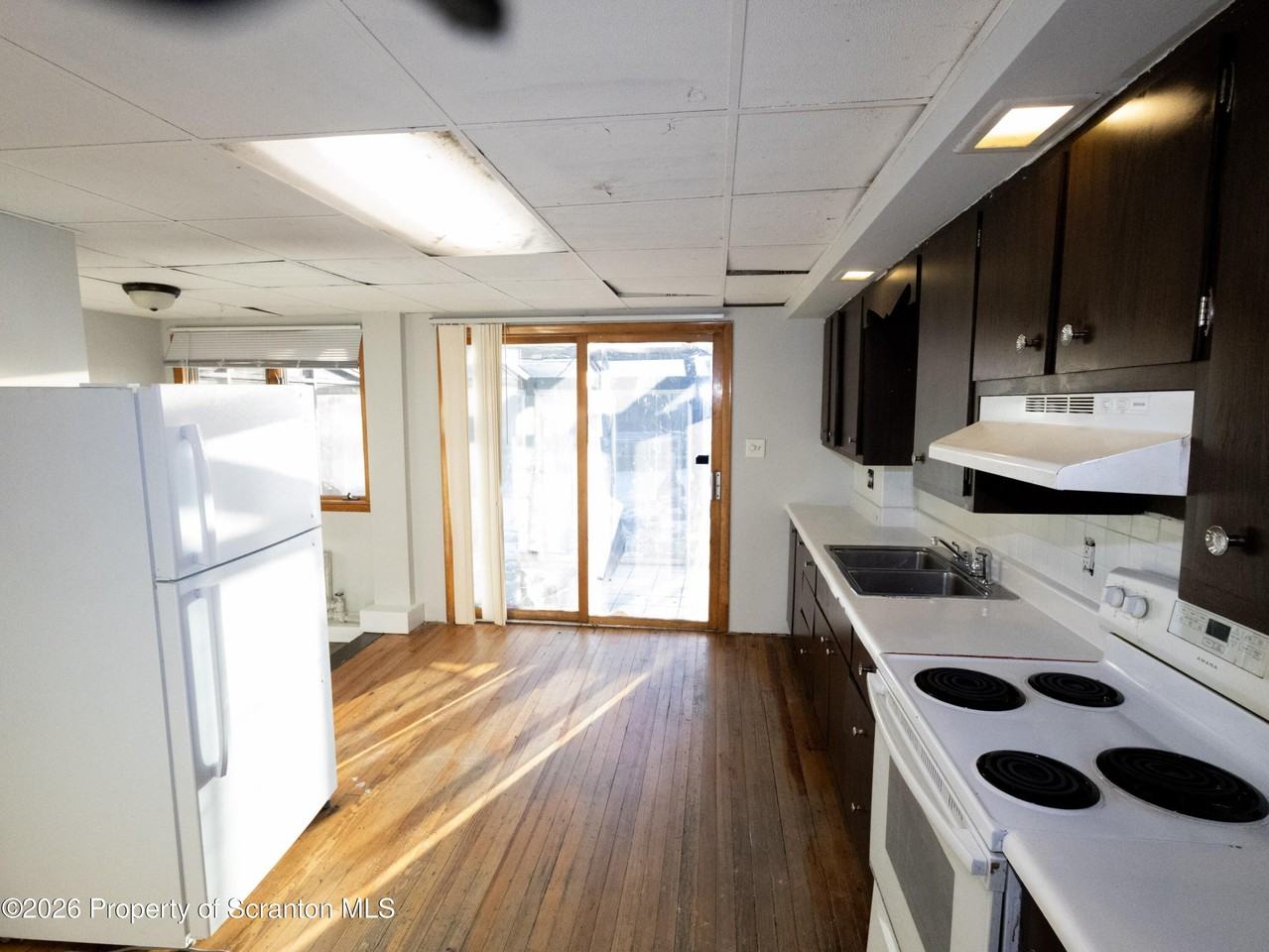 418 E Market St - Photo 6 of 17