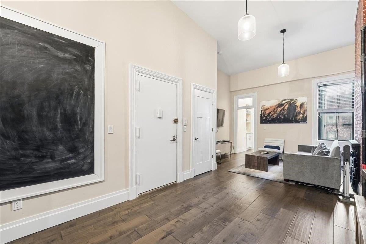 1122 Hudson St #5B - Photo 7 of 27