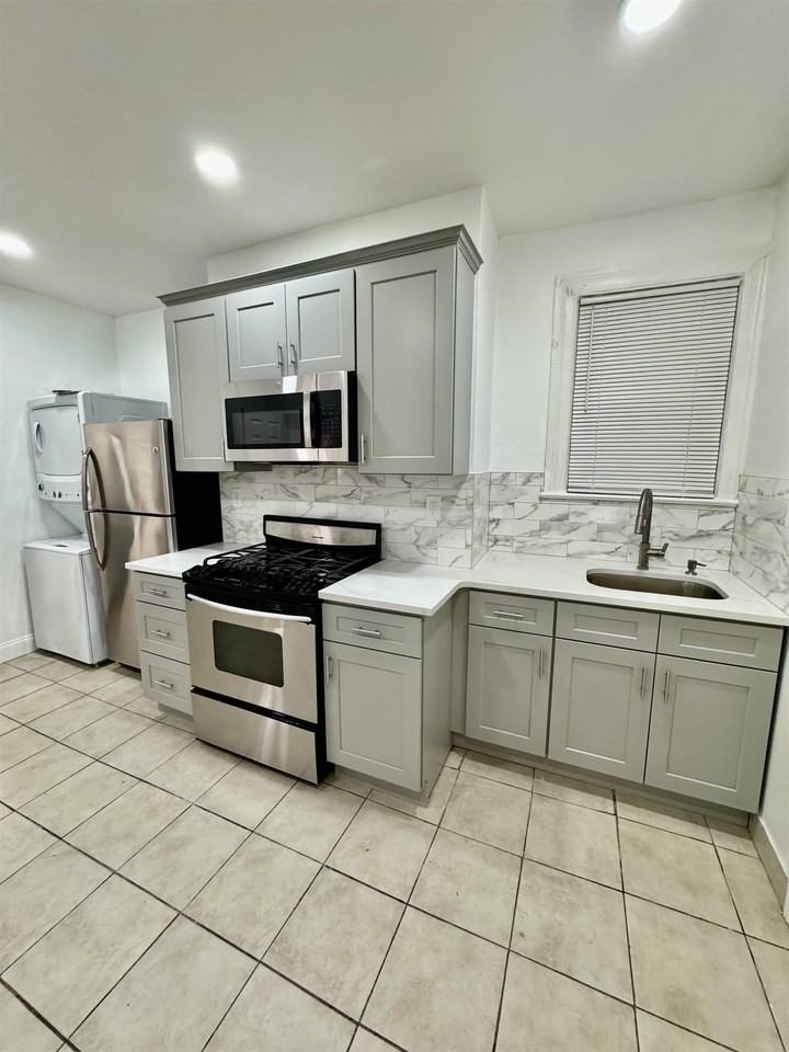 204 Zabriskie St #2 - Photo 3 of 15