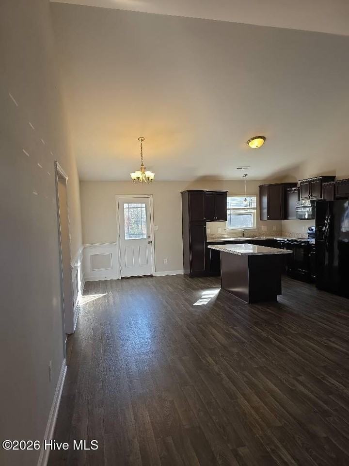 438 Mccall Dr - Photo 4 of 17