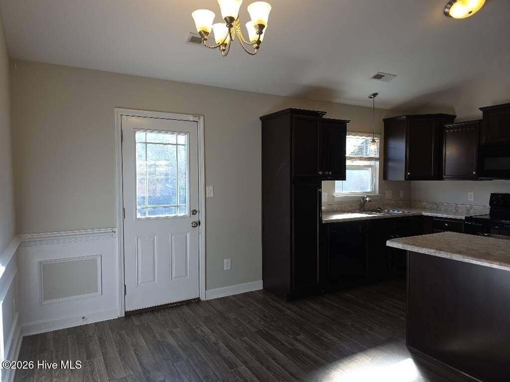 438 Mccall Dr - Photo 6 of 17