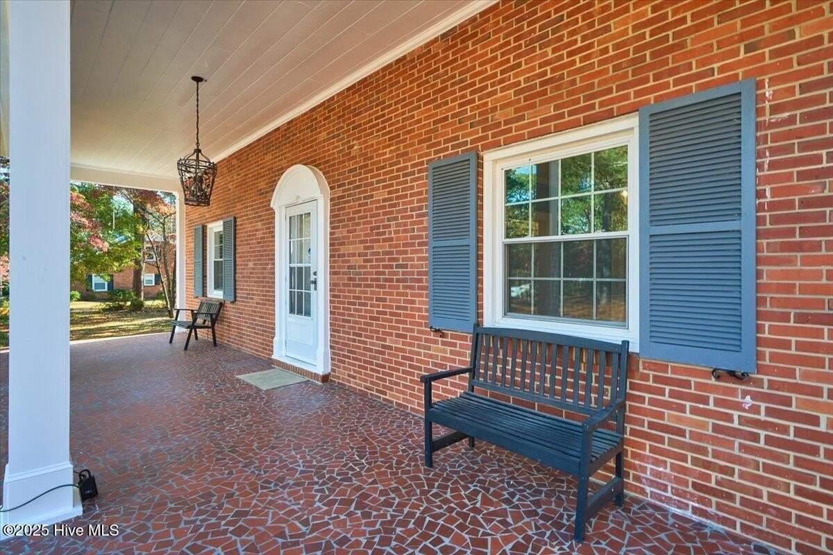 300 Dogwood Ln - Photo 3 of 50