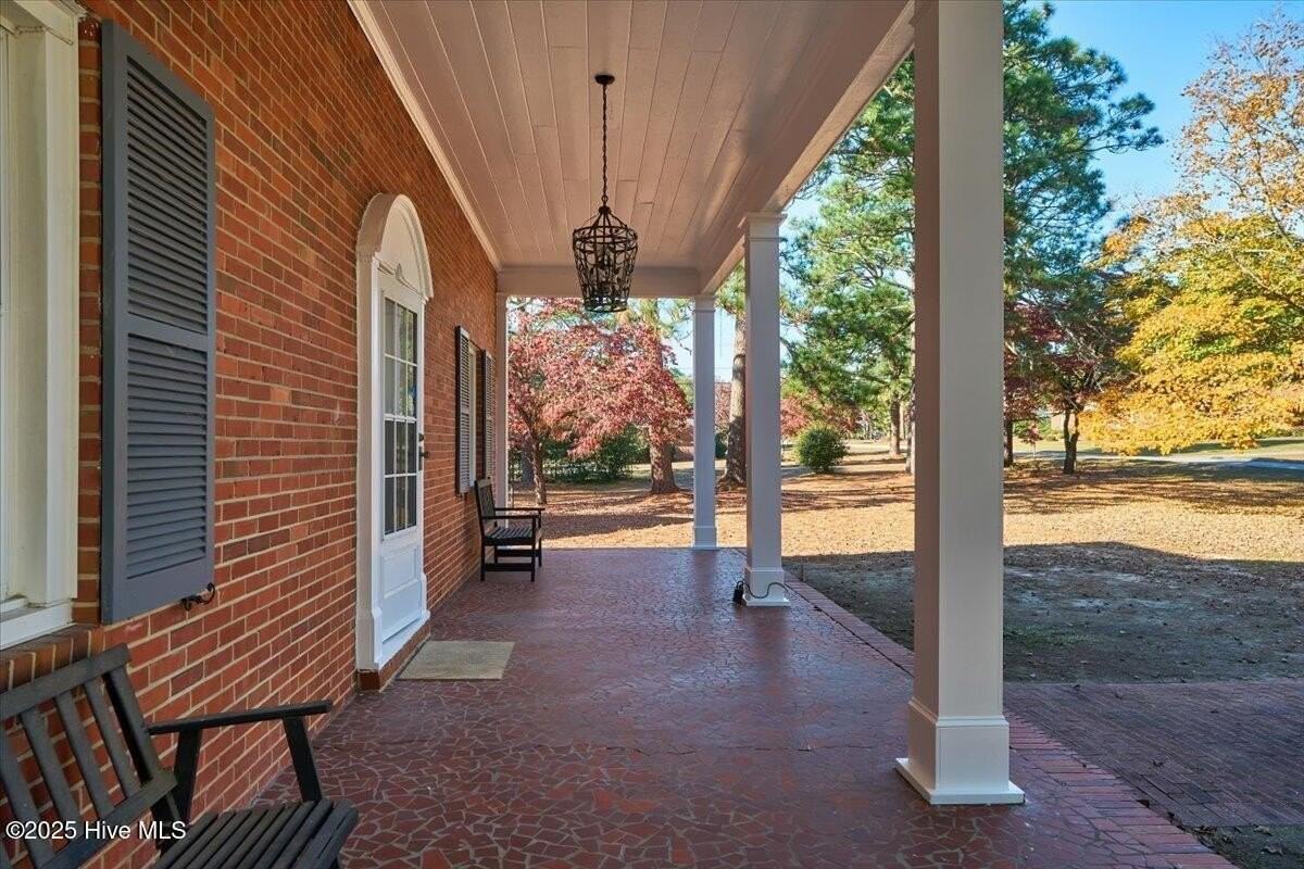 300 Dogwood Ln - Photo 7 of 50