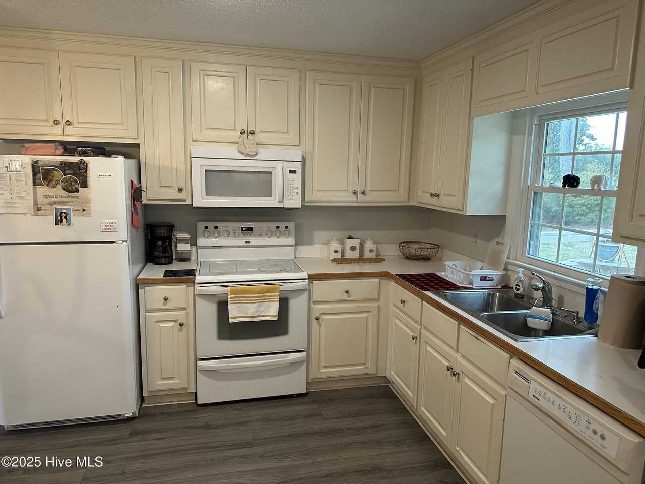 2318 Alyson Dr N - Photo 5 of 16