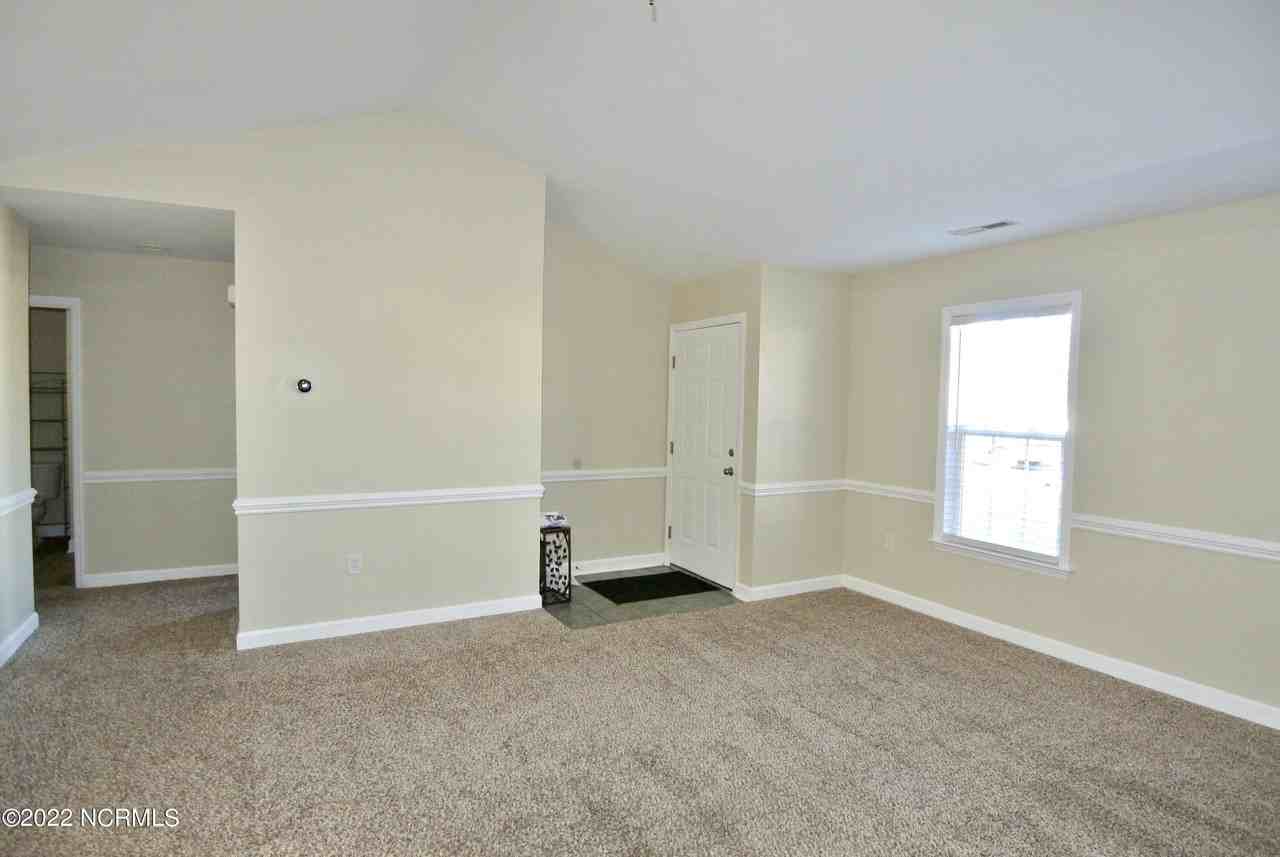 107 Sellhorn Blvd - Photo 3 of 27