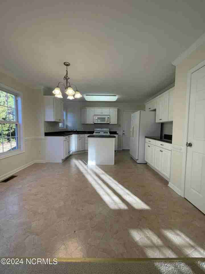 200 Londonberry Ln - Photo 5 of 15