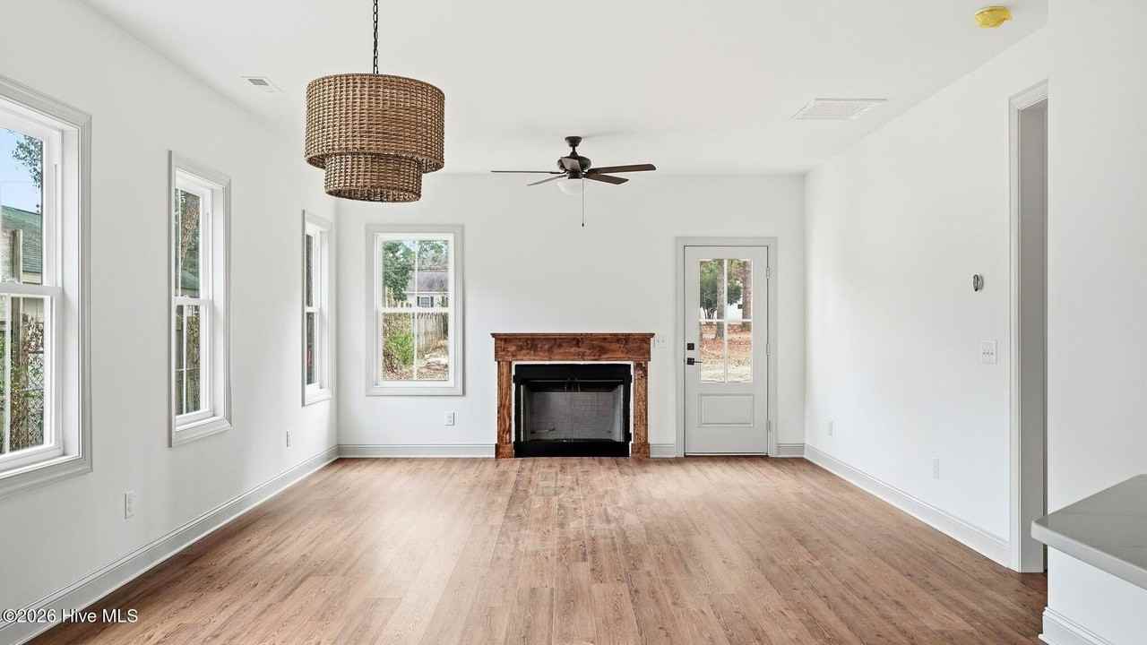 1405 N May St - Photo 5 of 37