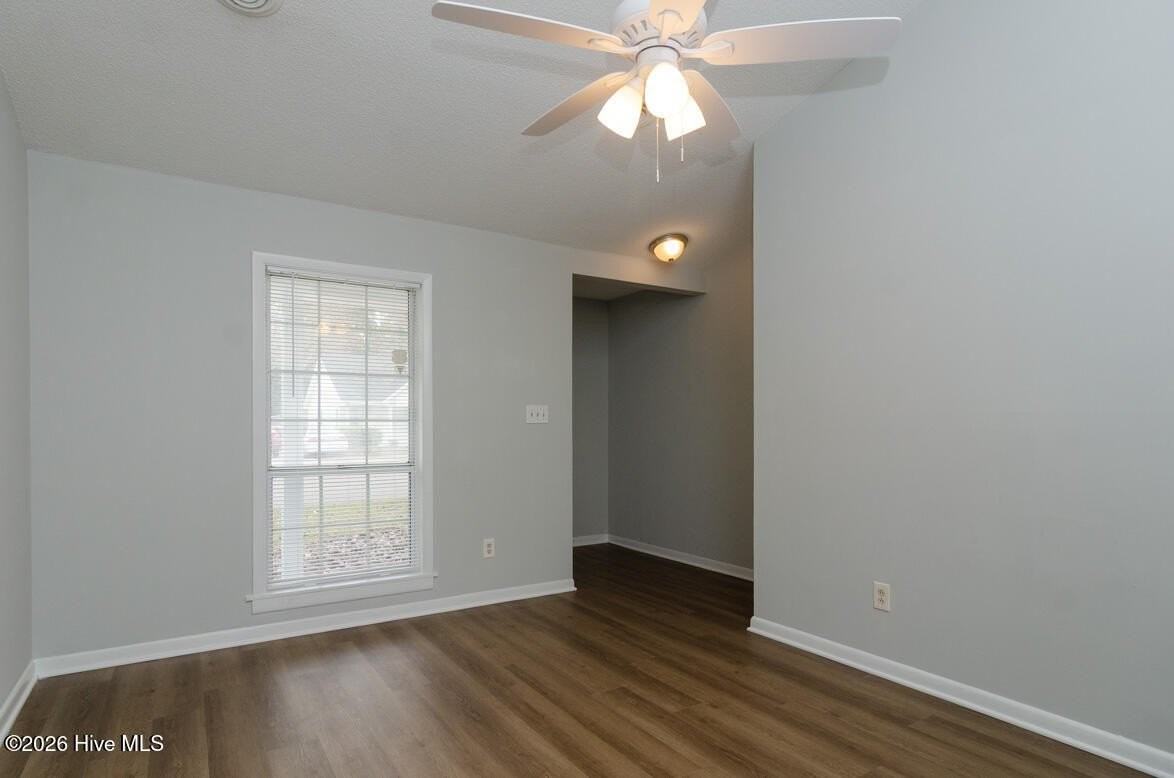 818 Varsity Dr - Photo 5 of 19