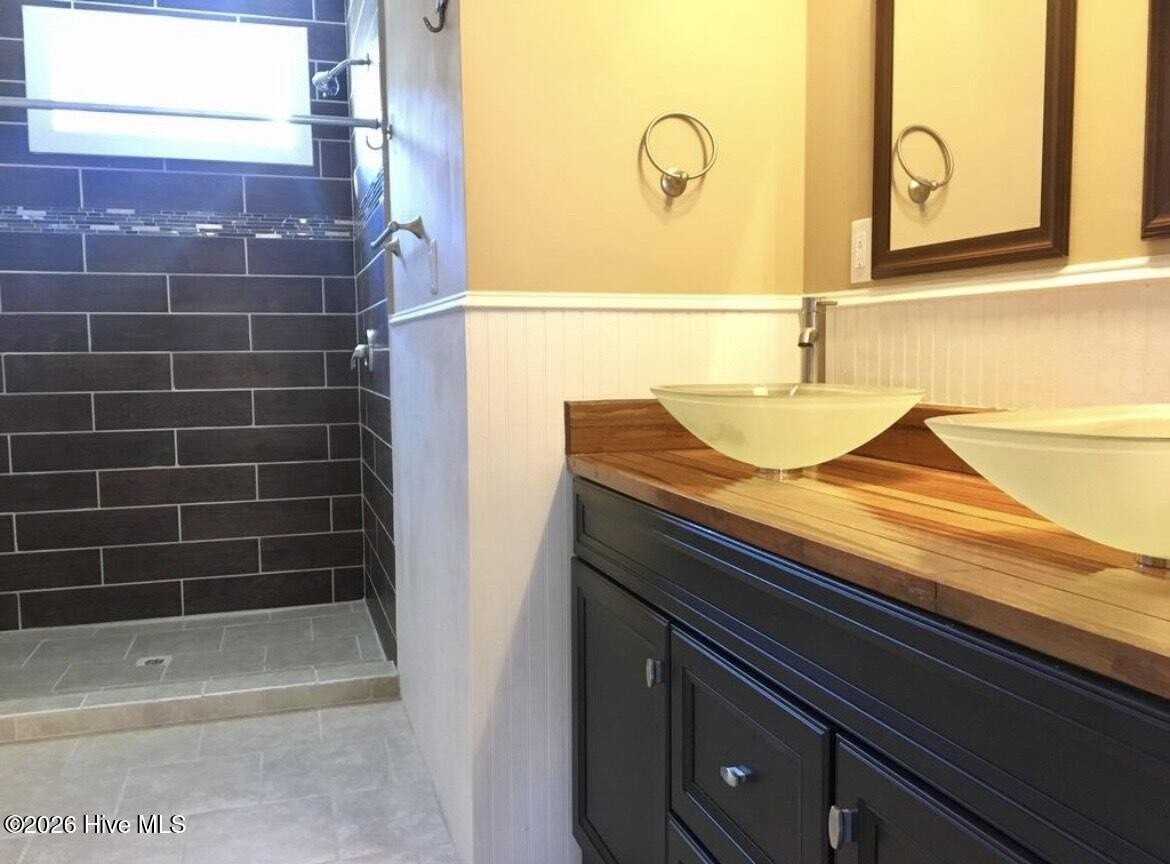 1207 Grace St - Photo 5 of 6