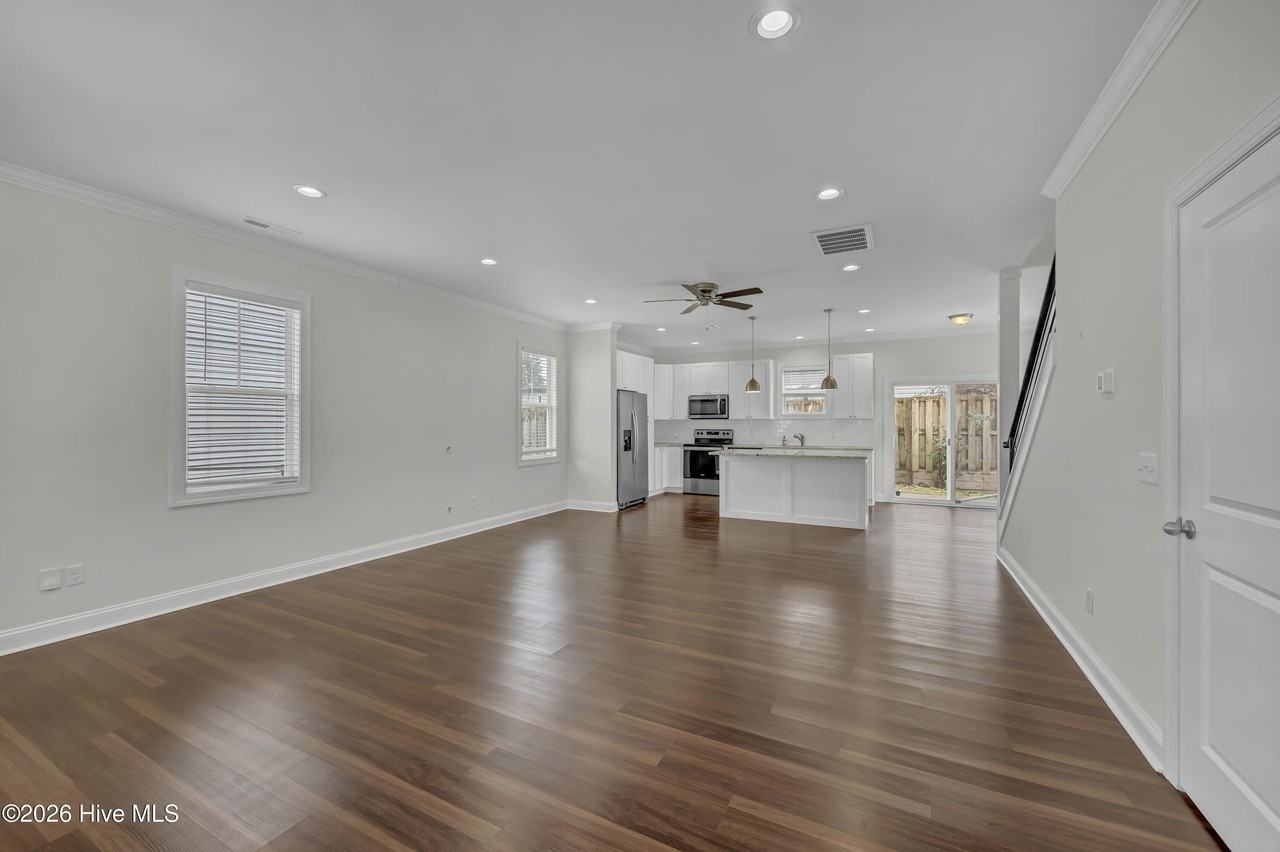 1011 Campbell St - Photo 4 of 22