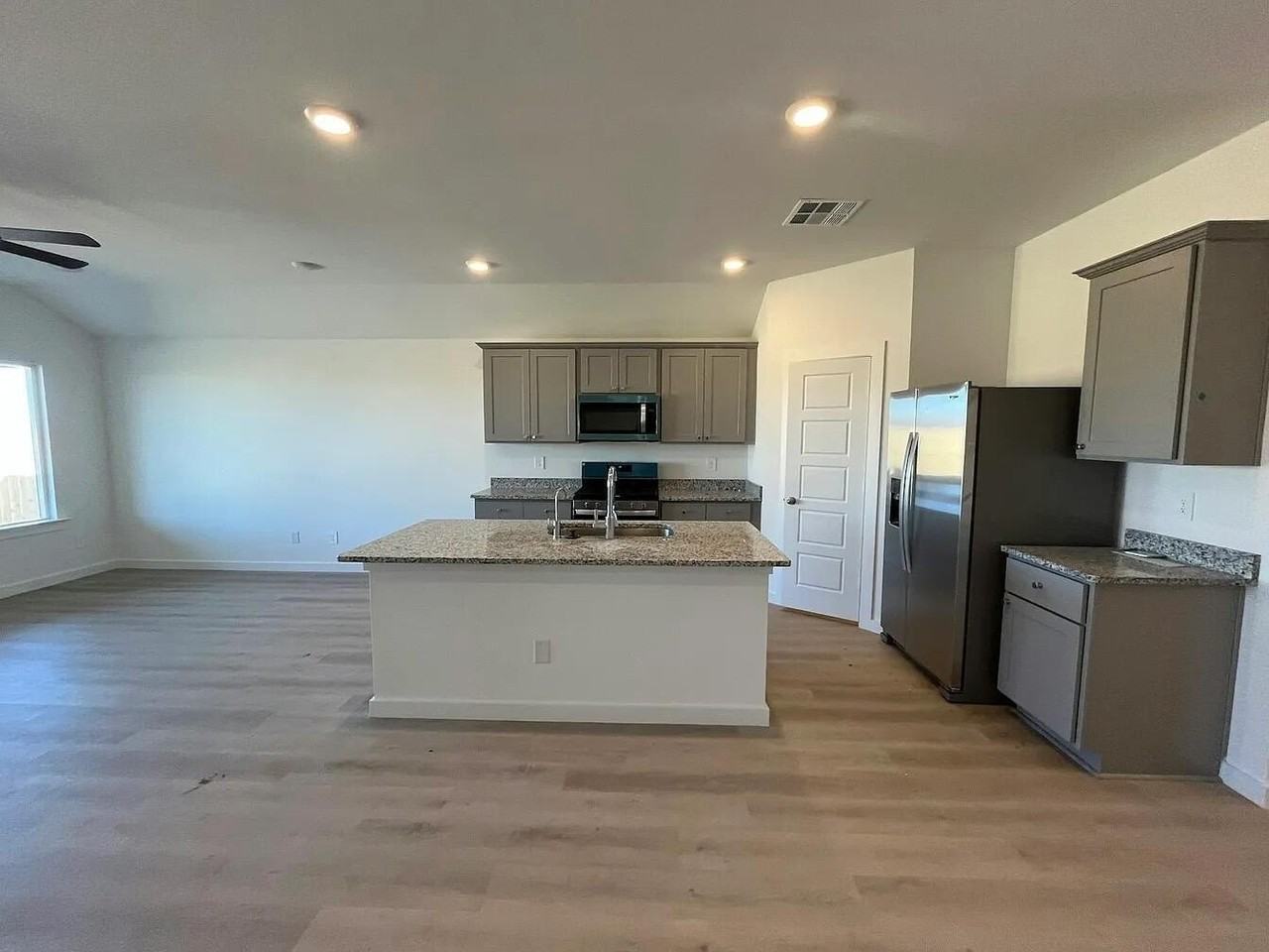 7452 8th St - Photo 2 of 10