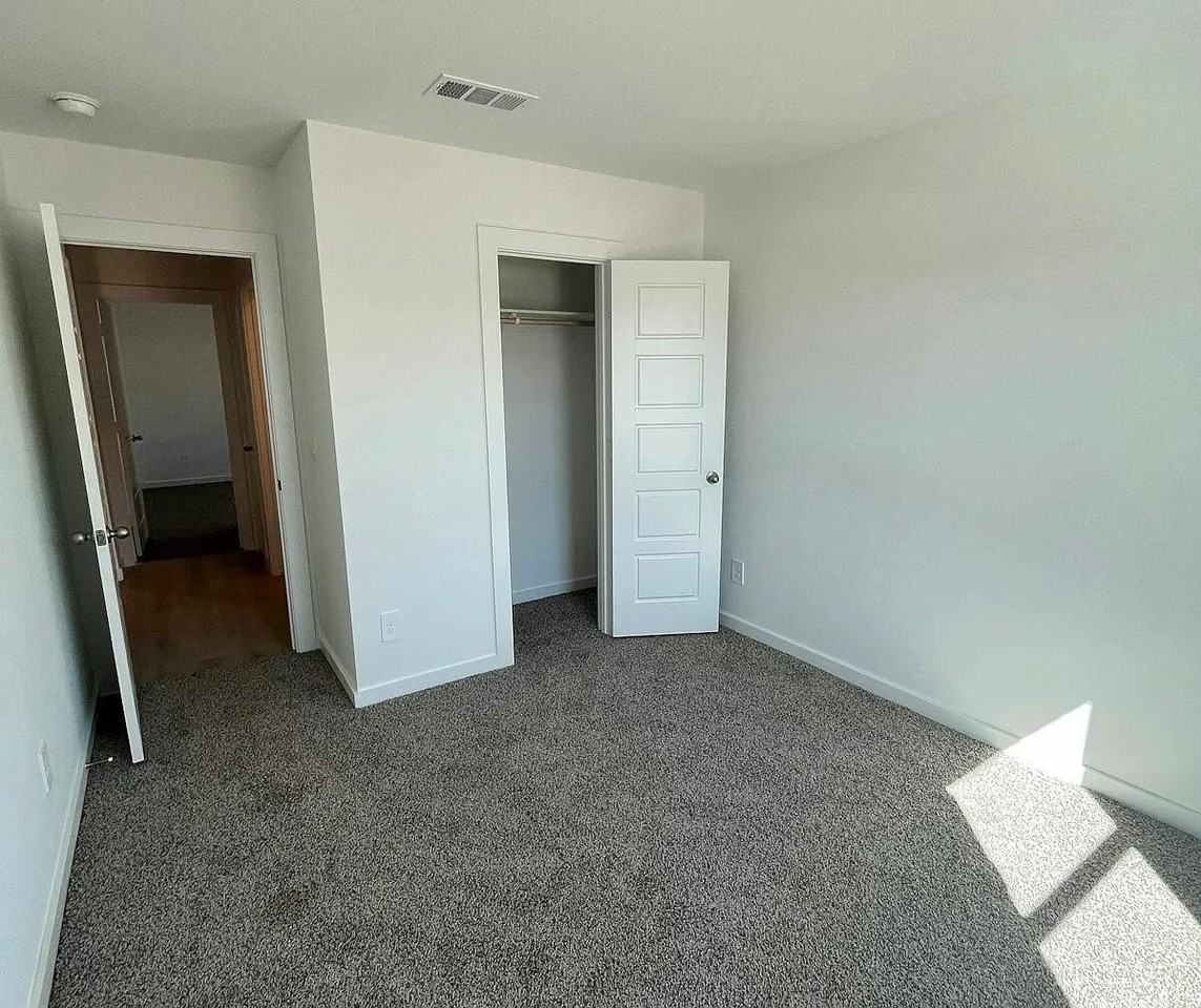 7452 8th St - Photo 6 of 10