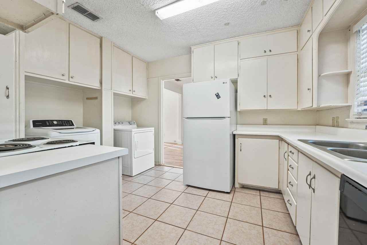 2216 30th St - Photo 4 of 10