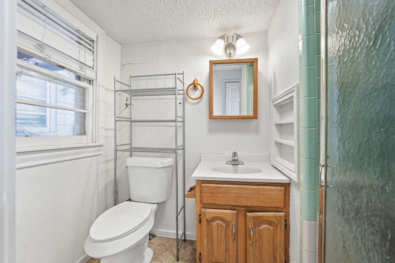 2216 30th St - Photo 6 of 10