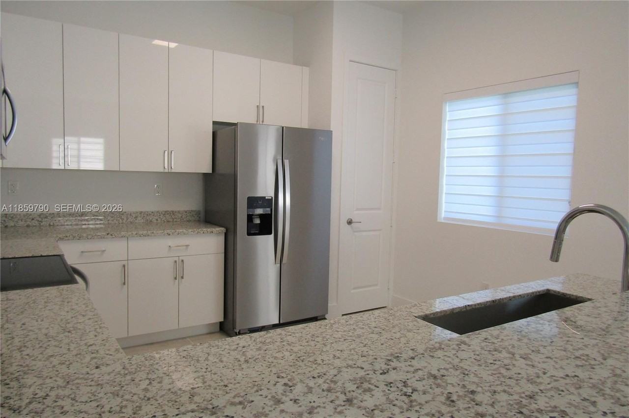 11998 Sw 232nd St - Photo 6 of 28