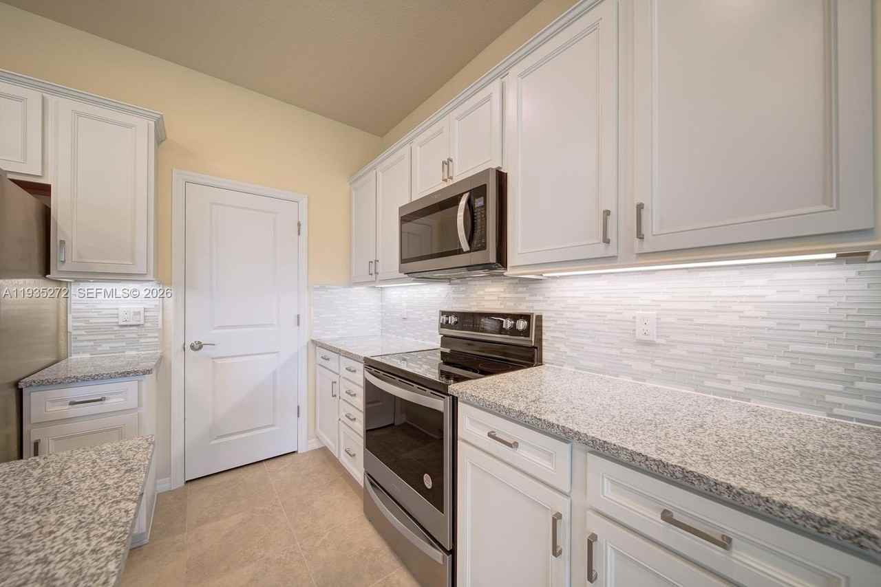 1023 Eucalyptus Dr - Photo 6 of 46