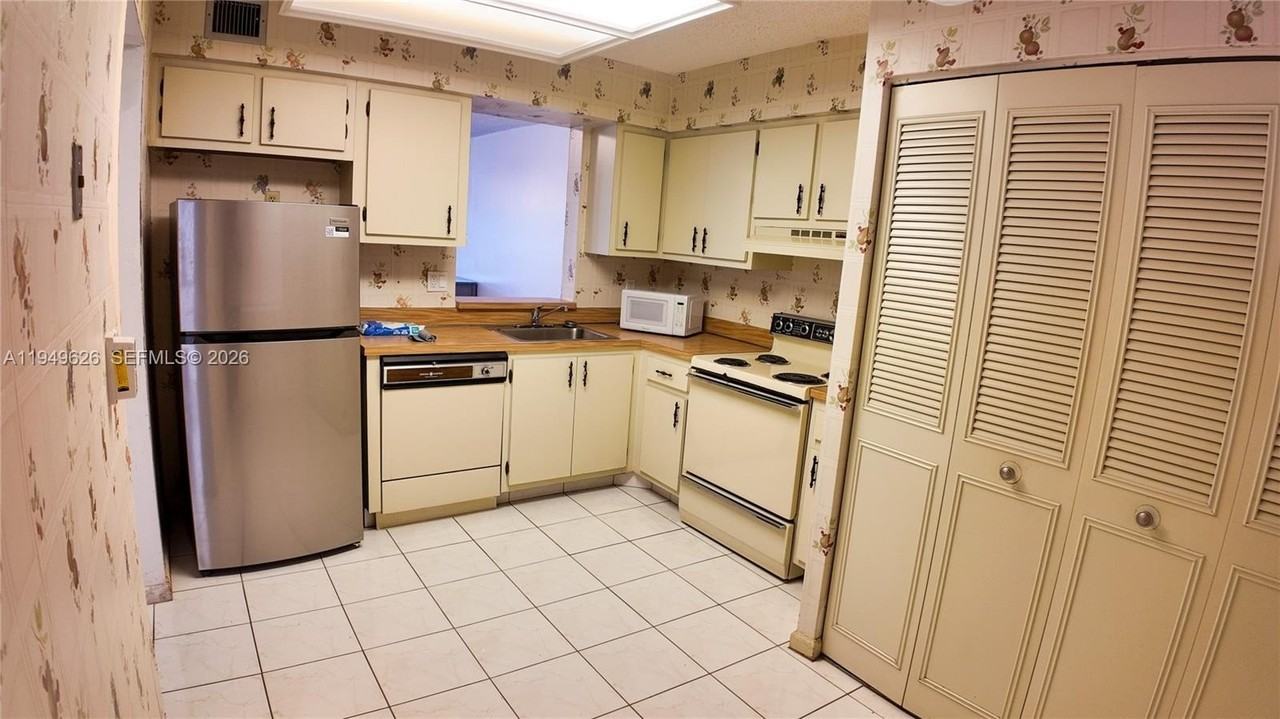 7220 Lake Circle Dr #203 - Photo 5 of 20