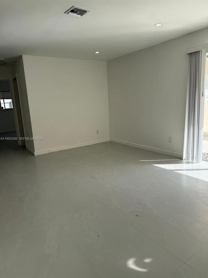 1056 Sw 2nd St #1056 - Photo 7 of 20