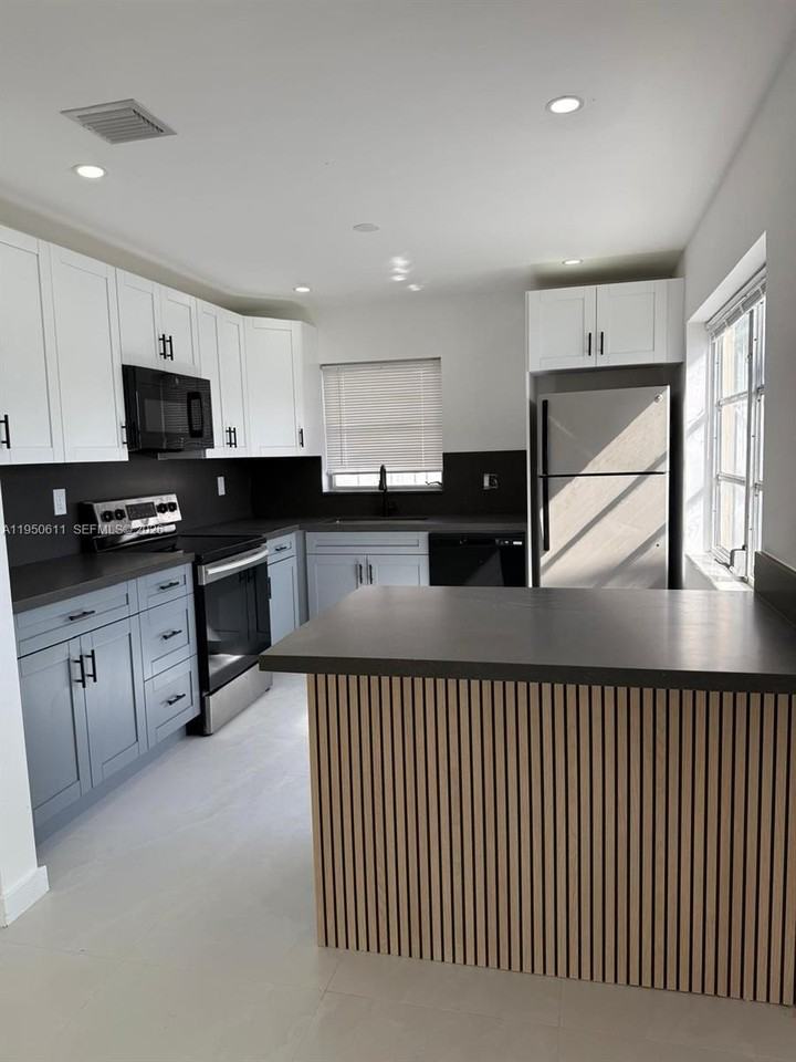 1054 Sw 2nd St #1058 - Photo 3 of 15