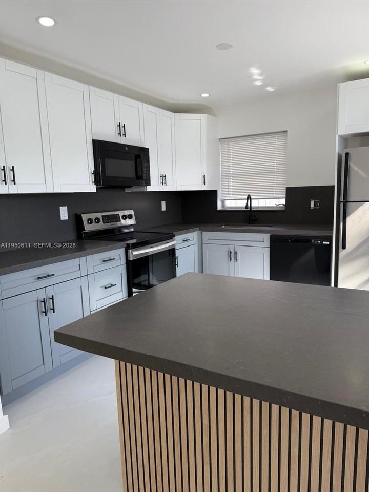 1054 Sw 2nd St #1058 - Photo 4 of 15