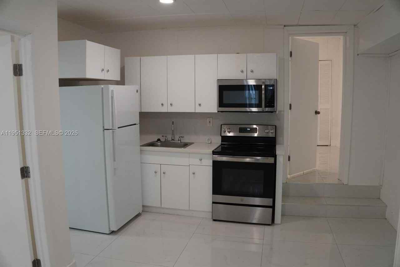 61 Sw 58th Ct #D - Photo 2 of 7