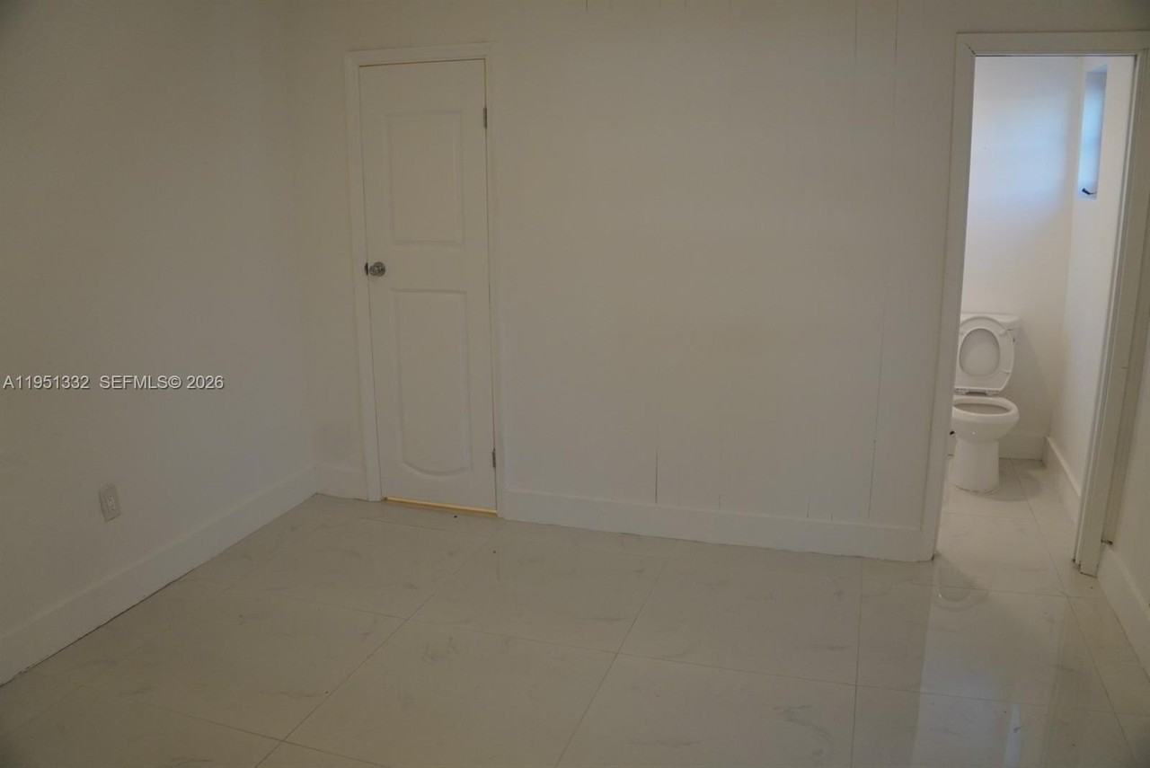 61 Sw 58th Ct #D - Photo 5 of 7