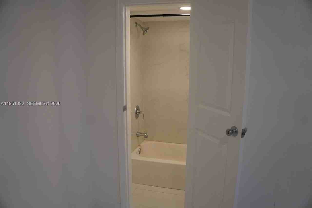 61 Sw 58th Ct #D - Photo 6 of 7