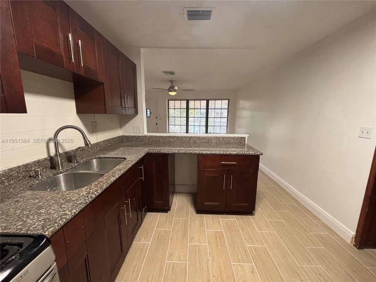 2510 Ne 9th Ter - Photo 3 of 33