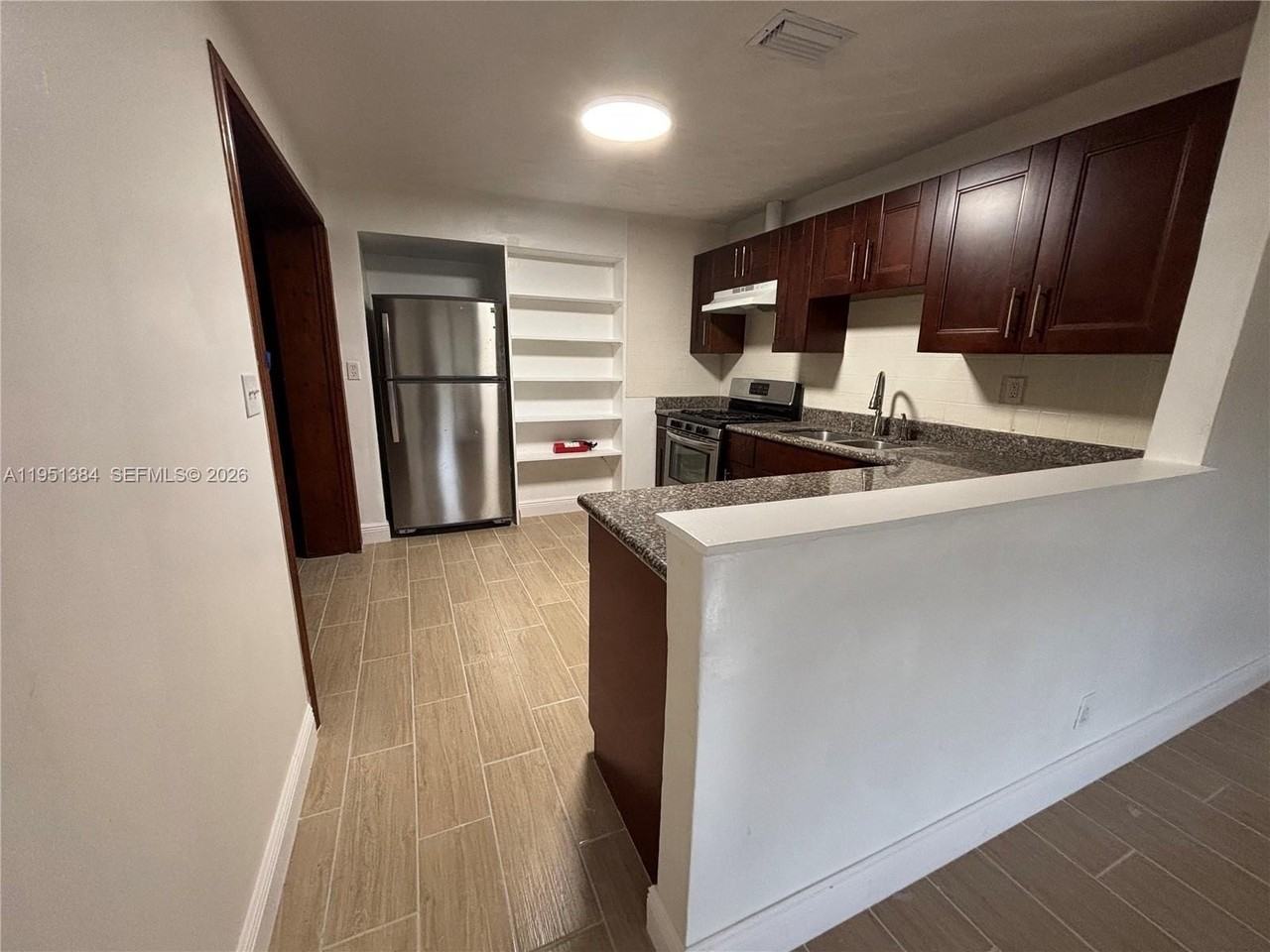 2510 Ne 9th Ter - Photo 4 of 33