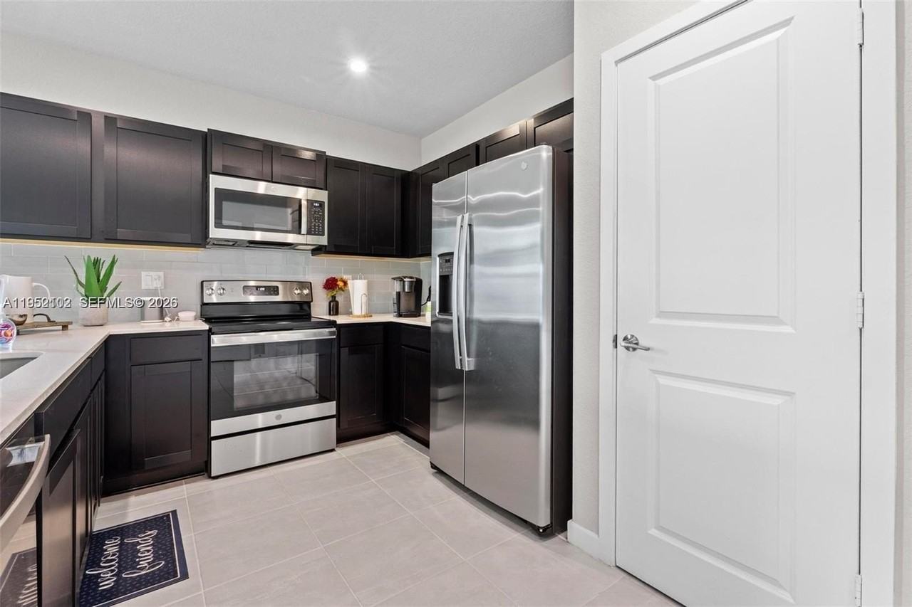 436 Nw 10th Ct #436 - Photo 3 of 23