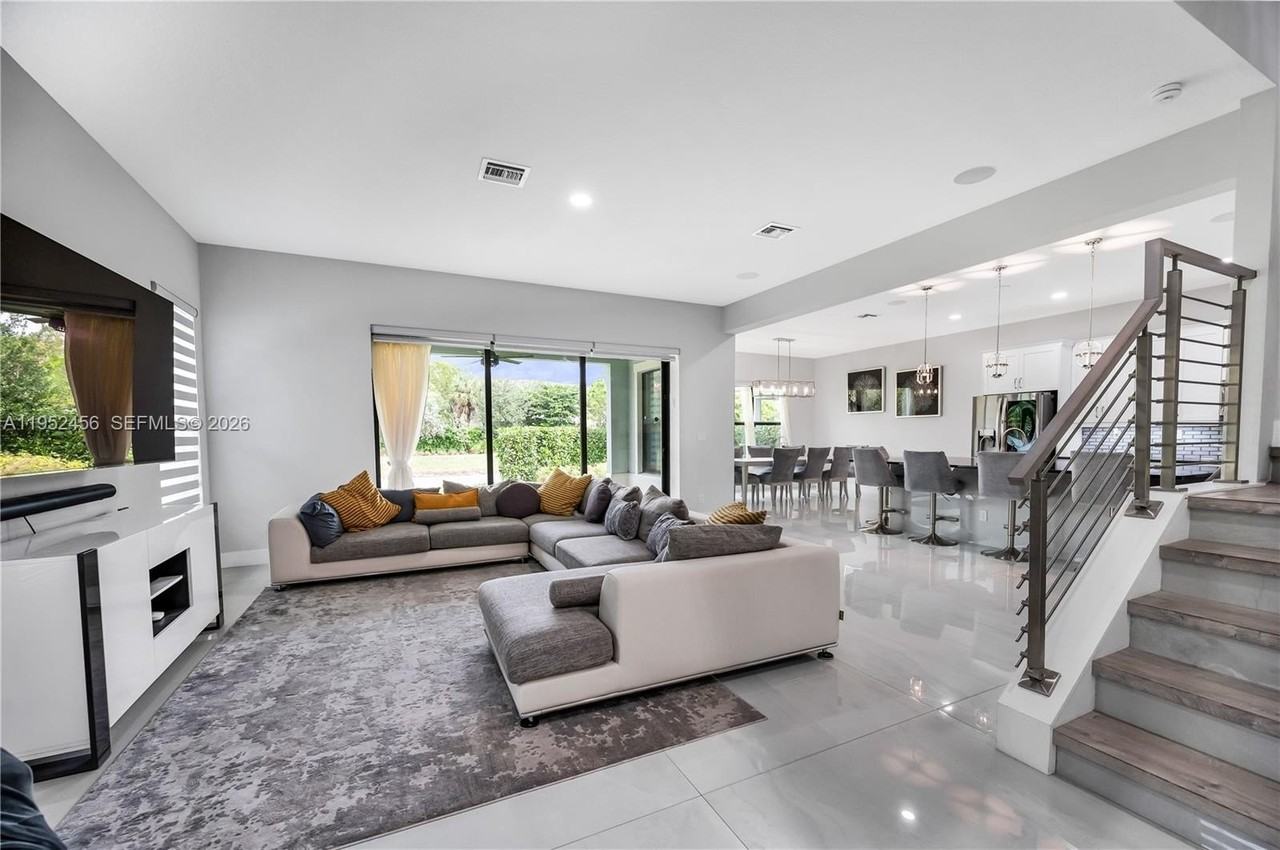 8645 Nw 39th Ct - Photo 4 of 25