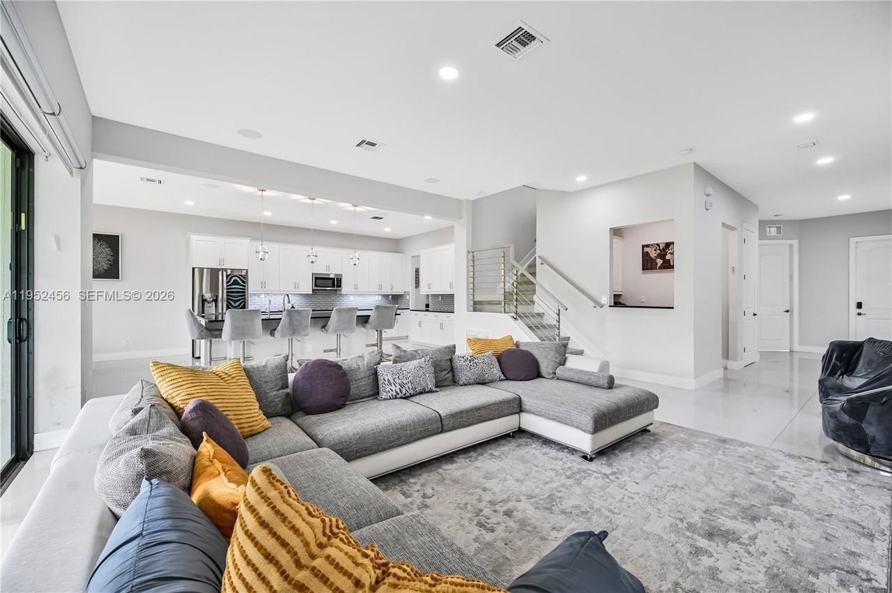 8645 Nw 39th Ct - Photo 5 of 25