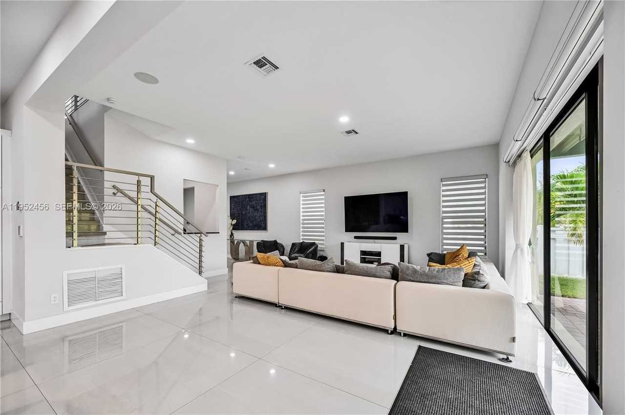 8645 Nw 39th Ct - Photo 6 of 25