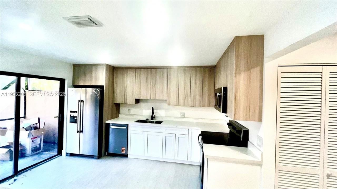 6637 Nw 178th Ter - Photo 4 of 16