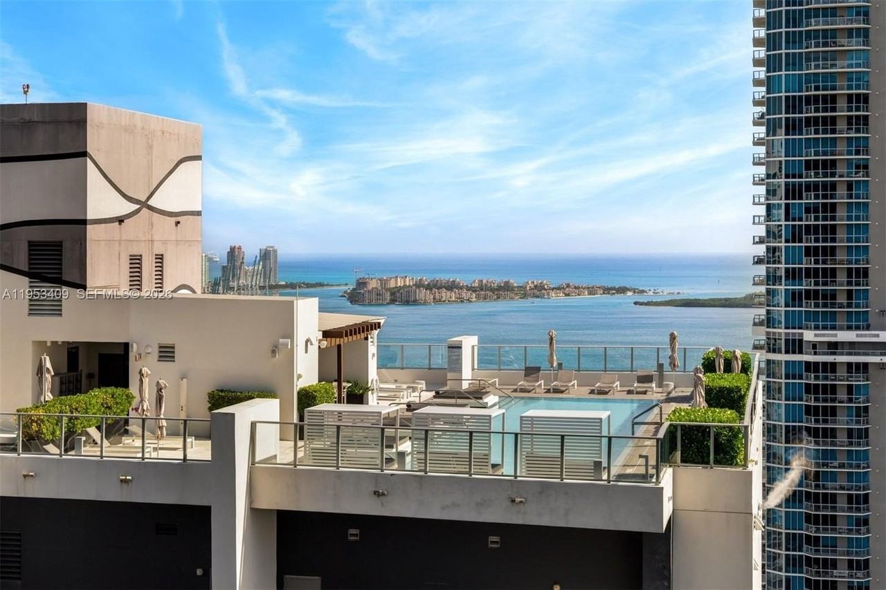 1000 Brickell Plz - Photo 3 of 46