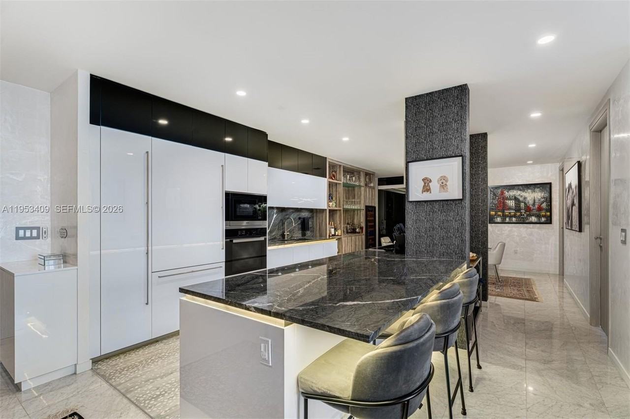 1000 Brickell Plz - Photo 4 of 46