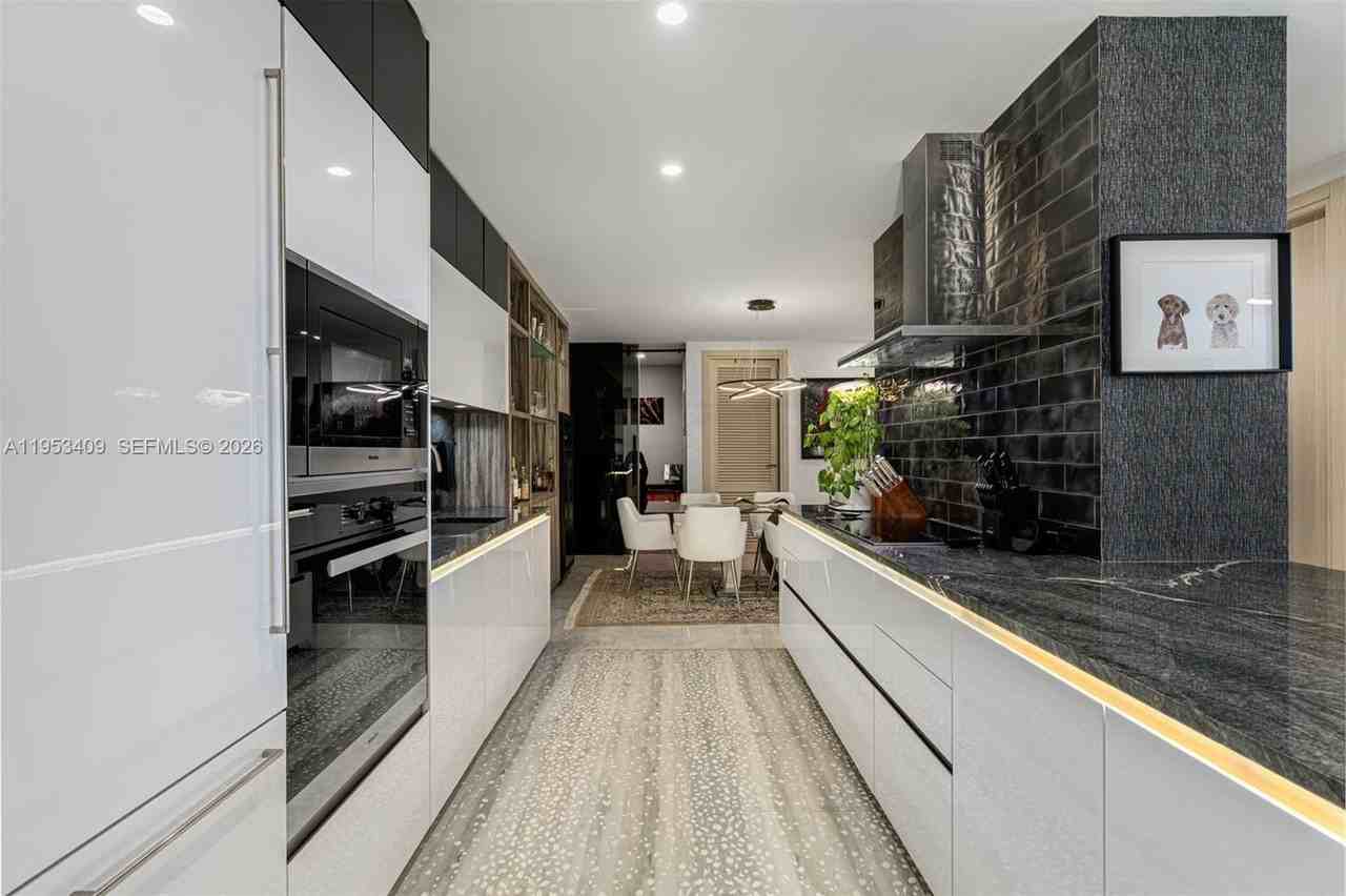 1000 Brickell Plz - Photo 5 of 46