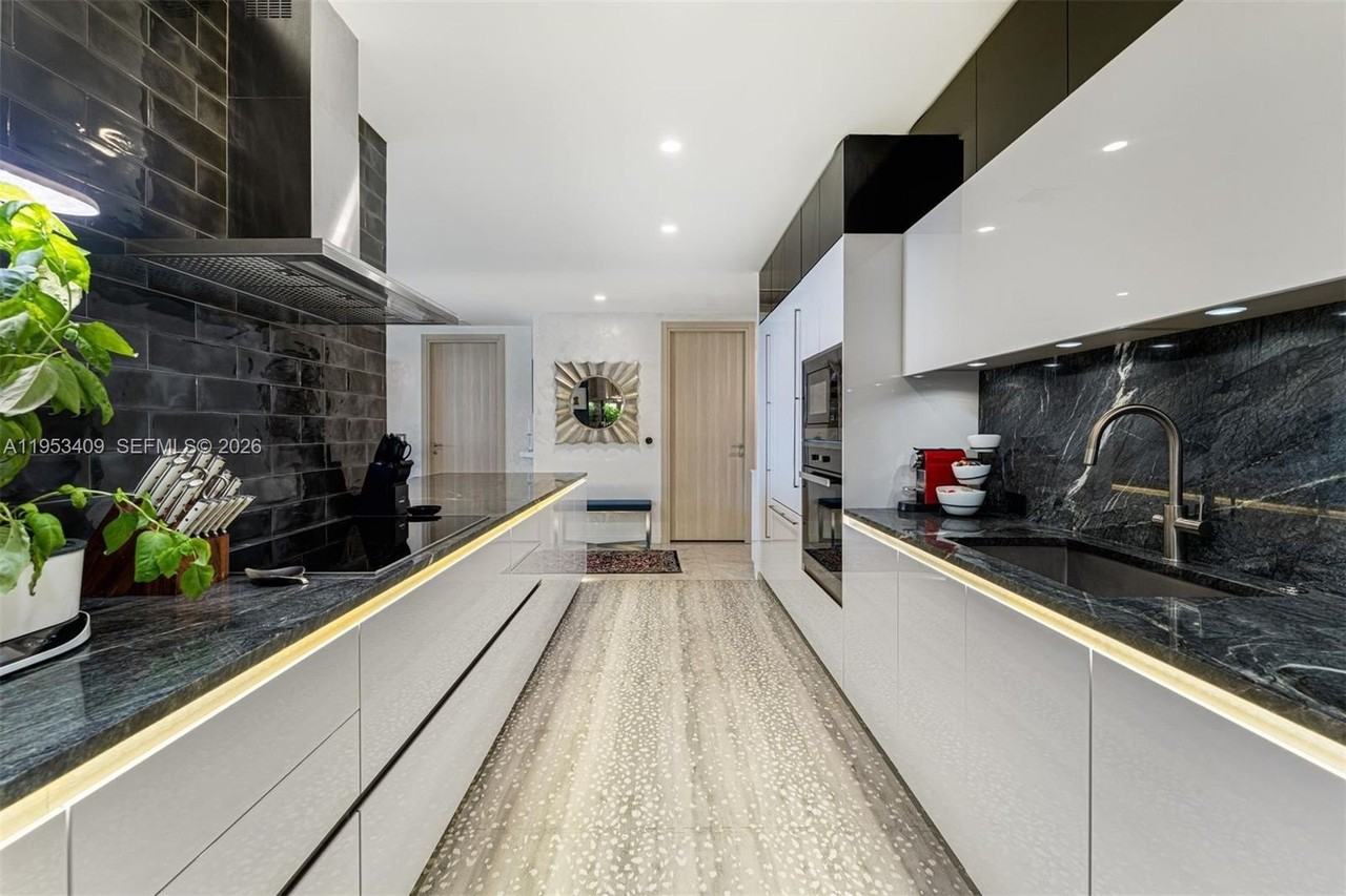 1000 Brickell Plz - Photo 6 of 46