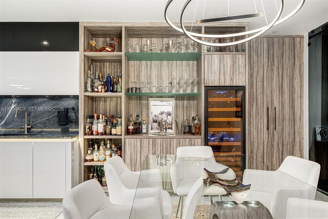 1000 Brickell Plz - Photo 7 of 46