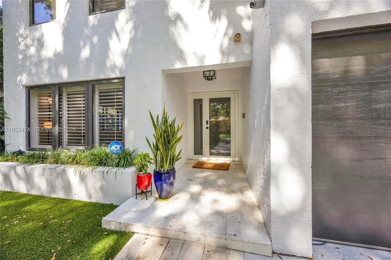 1117 Alberca St - Photo 3 of 34